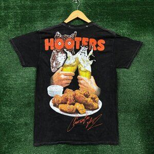 Hooters Clearwater Mineral Wash T-Shirt Size Medium
